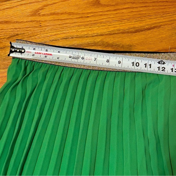 Made in Italy Green pleated skirt with gold elastic waist. One size. New w/tags - Picture 6 of 12